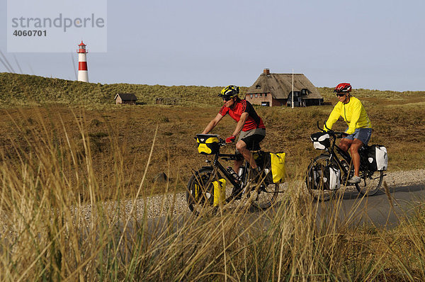 Radfahrer vor dem Leuchtturm Ostellenbogen  Sylt  Nordfriesland  Nordsee  Schleswig-Holstein  Deutschland  Europa