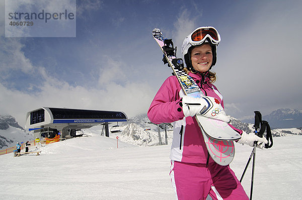 Skifahrerin auf der Madritsche  Hermagor  Nassfeld  Kärnten  Österreich  Europa