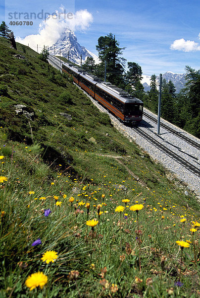 Gornergratbahn vor Matterhorn  Zermatt  Wallis  Schweiz  Europa