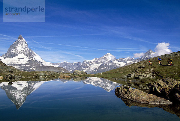 Mountainbiker am Riffelalpsee  Matterhorn  Zermatt  Wallis  Schweiz  Europa