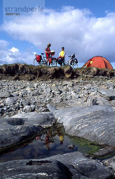Radfahrer beim Camping  Connemara  Irland  Europa