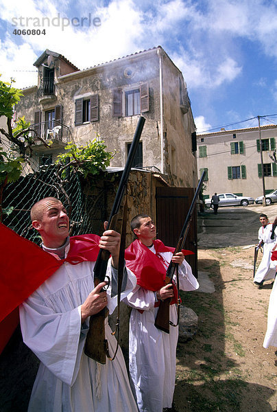 Ministranten bei Salutschüssen mit Schrotflinten bei griechisch orthodoxer Osterprozession  Cargese  Korsika  Frankreich  Europa
