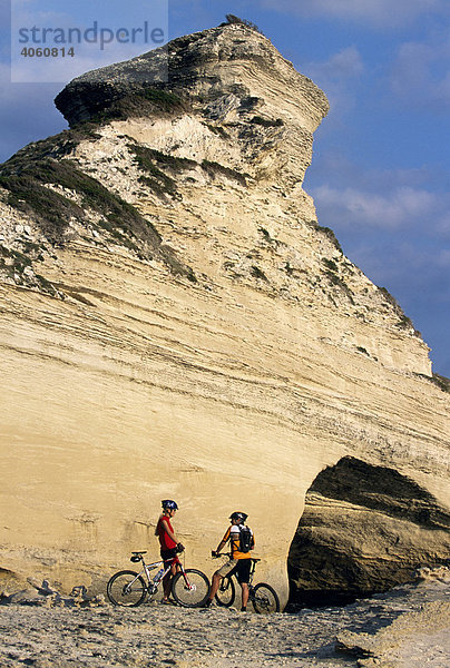 Mountainbiker bei Santa Manza  Bonifacio  Korsika  Frankreich  Europa