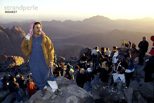 Touristen und Beduine am Mosesberg  Sinai  Ägypten  Afrika