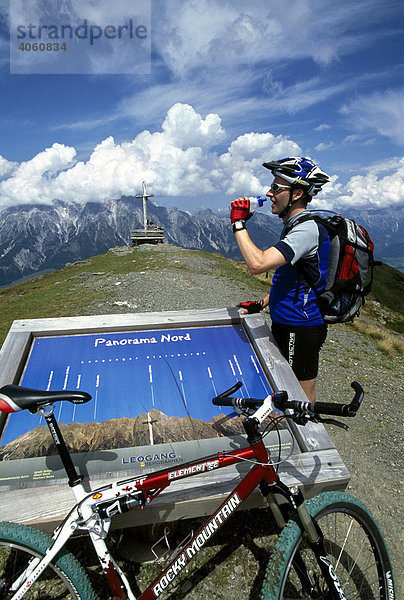 Mountainbiker vor Panoramatafel auf dem Asitzkopf  Leoganger Alpen  Salzburger Land  Österreich  Europa