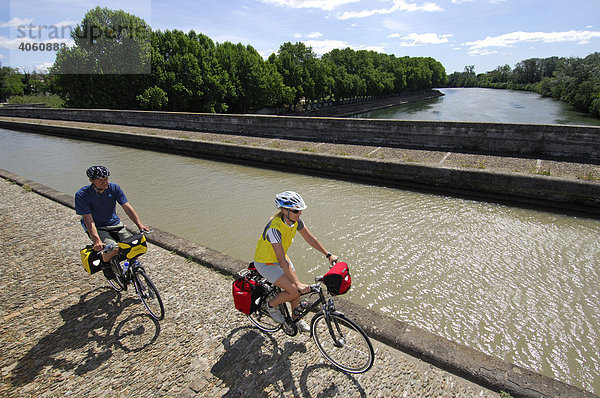 Radfahrer  Beziers  Canal du Midi  Midi  Frankreich  Europa