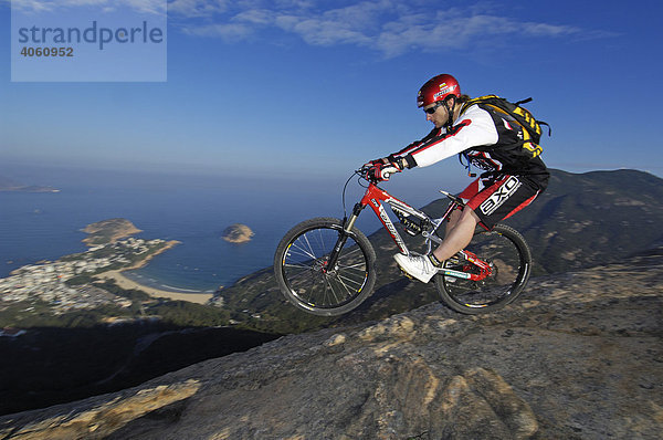 Mountainbiker auf Hongkong Island  Shek-O-Bay  Hongkong  China  Asien