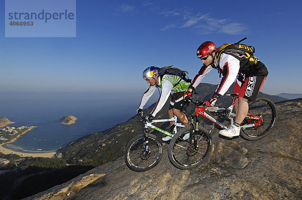 Mountainbiker auf Hongkong Island  Shek-O-Bay  Hongkong  China  Asien