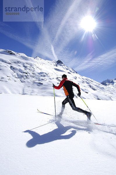 Skifahrer beim Langlauf  Sylvretta-Stausee  Bielerhöhe  Kleinvermunt  Galtür  Tirol  Österreich  Europa