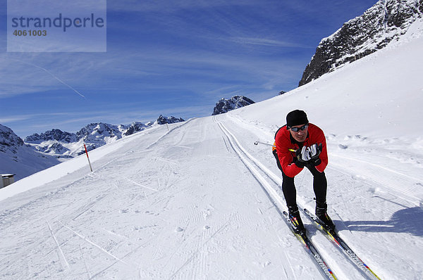 Skifahrer beim Langlauf  Bielerhöhe  Kleinvermunt  Galtür  Tirol  Österreich  Europa