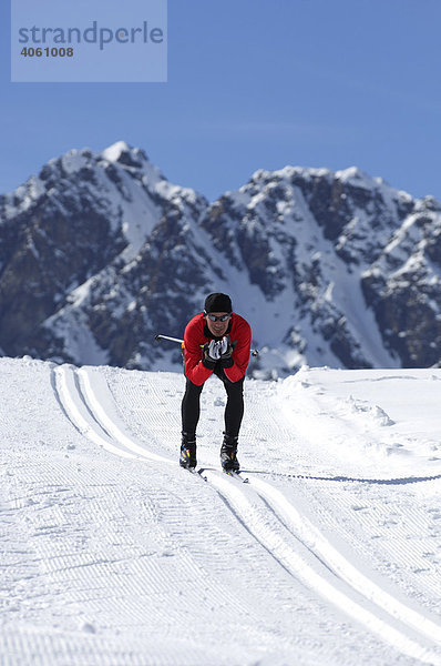 Skifahrer beim Langlauf  Bielerhöhe  Kleinvermunt  Galtür  Tirol  Österreich  Europa