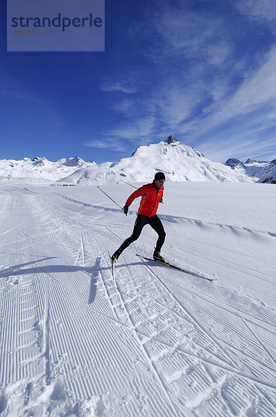 Skifahrer beim Langlauf  Bielerhöhe  Kleinvermunt  Galtuer  Tirol  Österreich  Europa