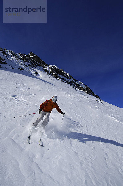 Skifahrer an der Ballunspitze  Galtuer  Tirol  Österreich  Europa