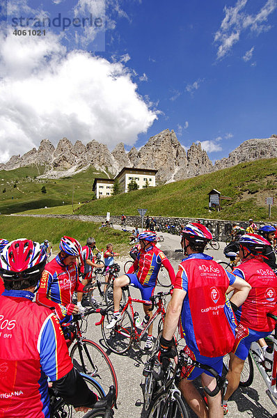 Rennradfahrer am Grödner Joch  Sella Ronda Bikeday  Gröden  Südtirol  Dolomiten  Italien  Europa