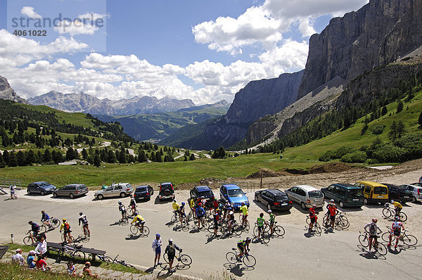Rennradfahrer am Grödner Joch  Sella Ronda Bikeday  Gröden  Südtirol  Dolomiten  Italien  Europa