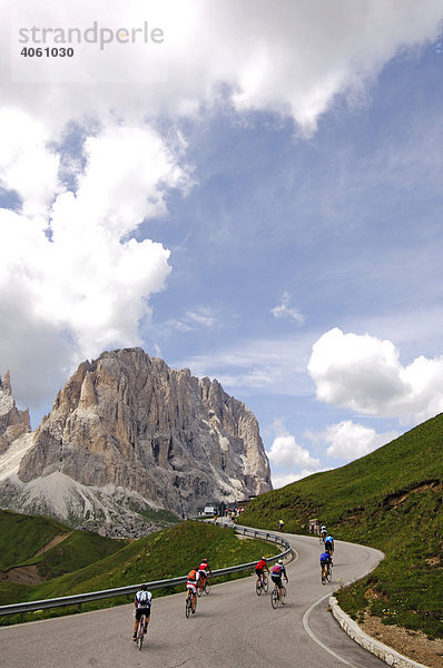 Rennradfahrer am Sella-Pass  Sella Ronda Bikeday  Gröden  Südtirol  Dolomiten  Italien  Europa