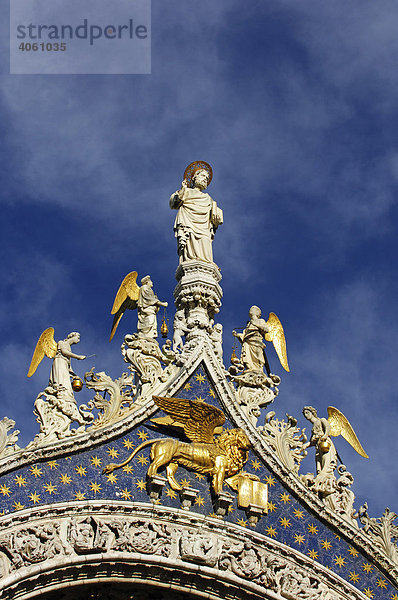 Goldener Löwe auf dem Uhrenturm  Markusplatz  Venedig  Veneto  Italien  Europa