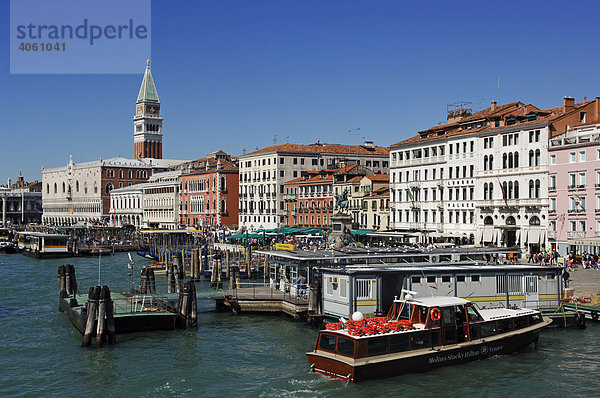 Fähren am Markusplatz  Venedig  Veneto  Italien  Europa