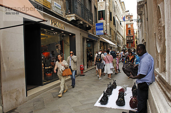 Verkauf von gefälschten Markenprodukten vor Designer-Boutique  Venedig  Veneto  Italien  Europa