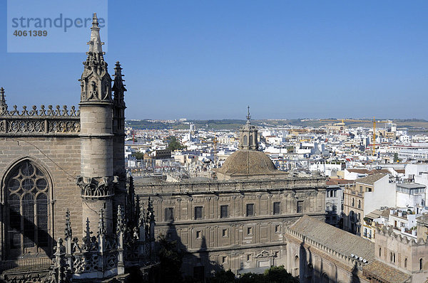 Blick von der Kathedrale Catedral de Santa Maria de la Sede  Sevilla  Andalusien  Spanien  Europa