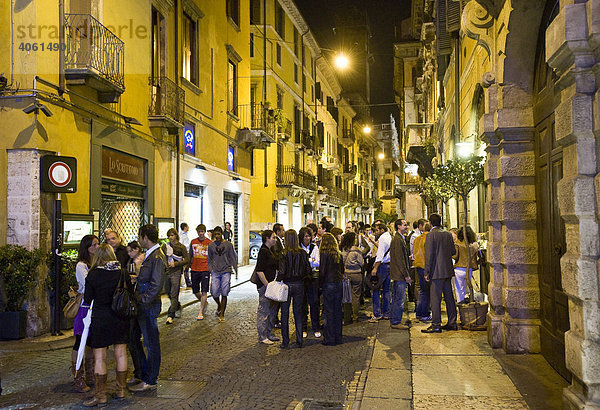 Junge Leute vor einer Kneipe in der Altstadt von Verona  Italien  Europa