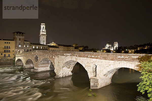 Ponte Pietra  Die steinerne Brücke  Fluss Etsch  Adige  Altstadt von Verona  Italien  Europa