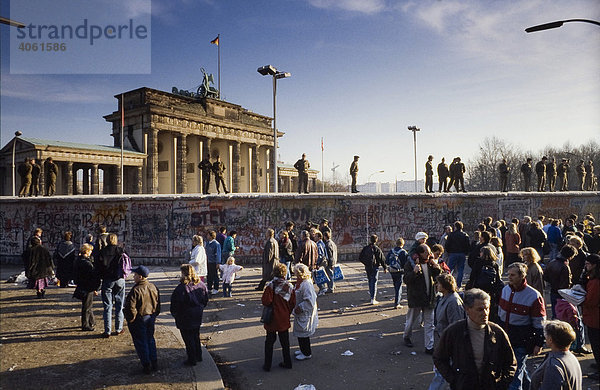 Fall der Berliner Mauer: Grenzsoldaten der nationalen Volksarmee sichern die Mauer am Brandenburger Tor  Berlin  Deutschland  Europa