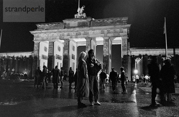 Fall der Berliner Mauer: In der Nacht des 9. November 1989 stehen fassungslose Berliner im Grenzbereich des Brandenburger Tors  Berlin  Deutschland  Europa
