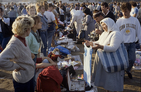 Fall der Berliner Mauer: Polenmarkt am Potsdamer Platz  1990  Berlin  Deutschland  Europa