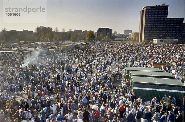 Fall der Berliner Mauer: Polenmarkt am Potsdamer Platz  1990  Berlin  Deutschland  Europa
