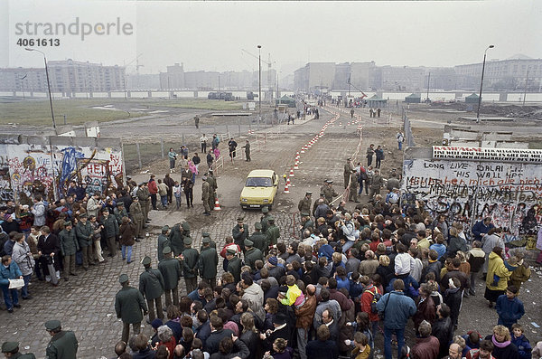 Fall der Berliner Mauer: Am Potsdamer Platz passieren Autos und Fußgänger den neuen Grenzübergang  Berlin  Deutschland  Europa