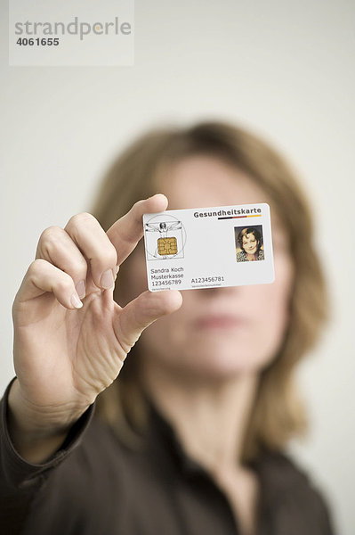 Frau mit elektronischer Gesundheitskarte