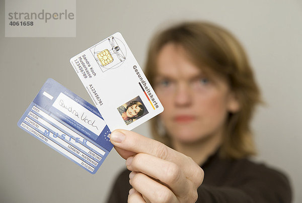 Frau mit elektronischen Gesundheitskarten