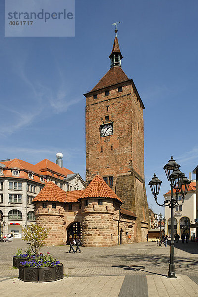 Weißer Turm  Kandelaber  Fußgängerzone  Altstadt  Nürnberg  Mittelfranken  Franken  Bayern  Deutschland  Europa