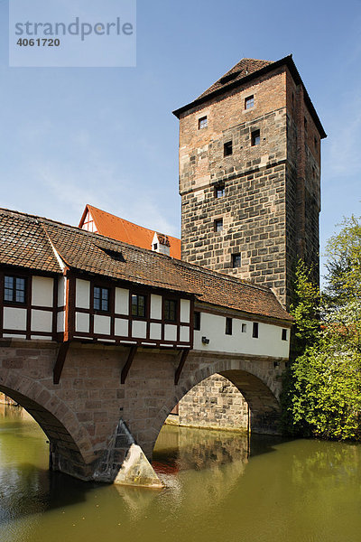 Wasserturm  Henkerwohnung über Fluss Pegnitz  Altstadt  Nürnberg  Mittelfranken  Franken  Bayern  Deutschland  Europa