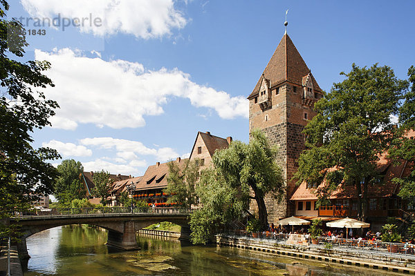 Fluss Pegnitz  Heubrücke  Schuldturm  Altstadt  Nürnberg  Mittelfranken  Franken  Bayern  Deutschland  Europa