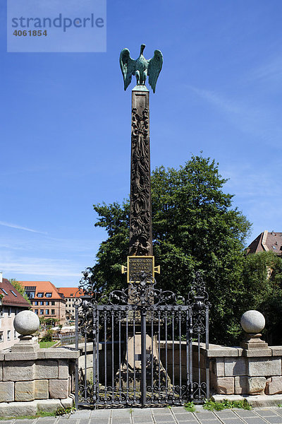 Friedensymbol  Taube auf barockem Obelisken  schmiedeeisernes Gitter  Obere Karlsbrücke  Altstadt  Nürnberg  Mittelfranken  Franken  Bayern  Deutschland  Europa