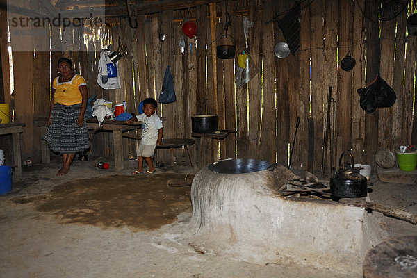 Einraumwohnung  Maya Frau  kleiner Junge  Feuerstelle  Küchengeschirr  Wasserkessel  Punta Gorda  Belize  Zentralamerika