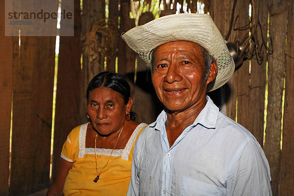 Ehepaar  traurig blickende Maya Frau  stolz lächelnder Mann  Strohhut  Einwohner  Punta Gorda  Belize  Zentralamerika