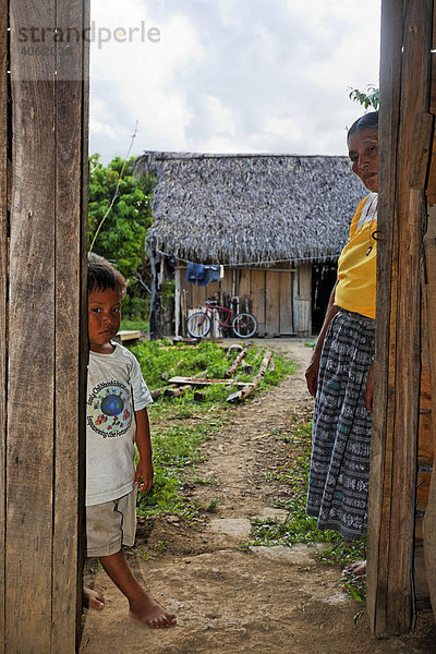 Kleiner Junge und Maya Frau stehen in der Tür  Hütte  Punta Gorda  Belize  Zentralamerika
