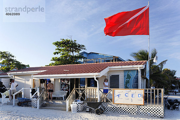 Tauchbasis mit Taucherflagge  San Pedro  Insel Ambergris Cay  Belize  Zentralamerika  Karibik