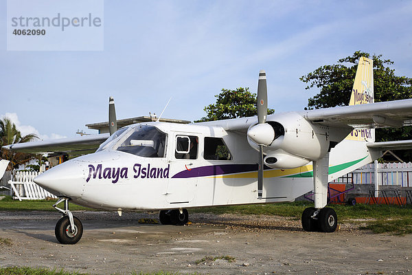 Zweimotoriges Flugzeug  Britten Norman BN2 Islander  Maya Island Air  lokaler Flughafen  San Pedro  Insel Ambergris Cay  Belize  Zentralamerika  Karibik