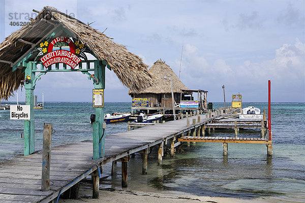 Bootssanlegesteg mit Restaturant am Meer  San Pedro  Insel Ambergris Cay  Belize  Zentralamerika  Karibik
