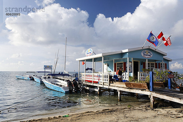 Restaurant auf Bootssteg  San Pedro  Insel Ambergris Cay  Belize  Zentralamerika  Karibik