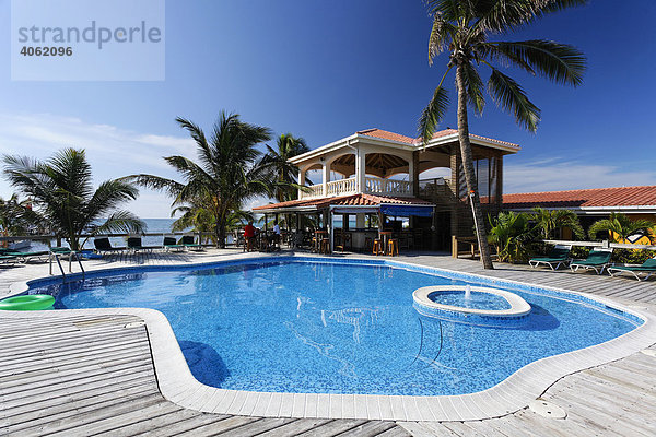 Pool und Restaurant im Sun Breeze Hotel  San Pedro  Insel Ambergris Cay  Belize  Zentralamerika  Karibik