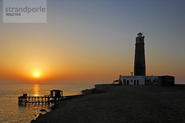 Silhouette  Leuchtturm mit Bootsteg  Sonnenuntergang im Meer  Insel Big Brother  Brother Islands  arabisch El Akhawein  Ägypten  Rotes Meer  Afrika
