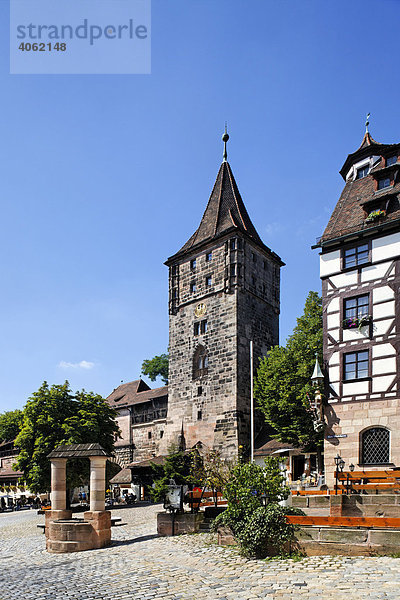 Turm mit Brunnen am Tiergärtnertor  Pilatushaus  Altstadt  Nürnberg  Mittelfranken  Bayern  Deutschland  Europa
