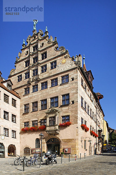 Fembohaus  Stadtmuseum mit Sonnenuhr und Chörlein  Spätrenaissance  Altstadt  Nürnberg  Mittelfranken  Bayern  Deutschland  Europa