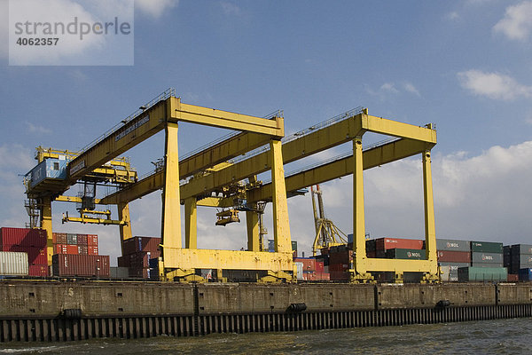 Hafen am alten Containerkai mit zwei gelben Laufkränen  Hamburg  Deutschland  Europa