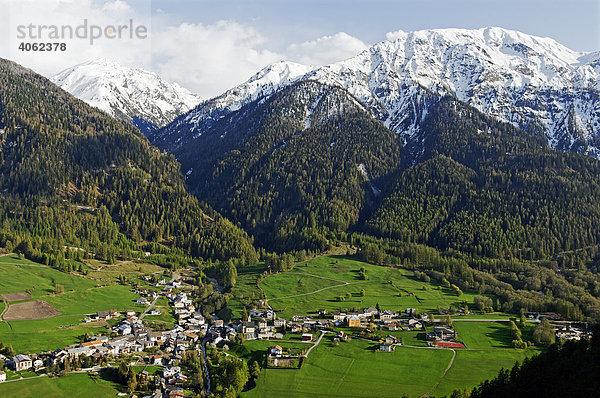 Blick auf das kreuzförmig angelegte Dorf Sta. Maria im Val Müstair  Münstertal  im Engadin  Kanton Graubünden  Schweiz  Europa